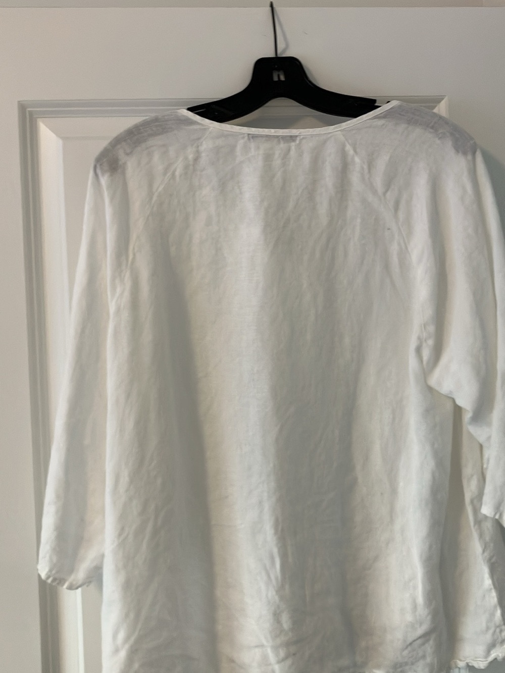 cut loose White Button-Front Lightweight linen V-Neck Shirt - Picture 3 of 6